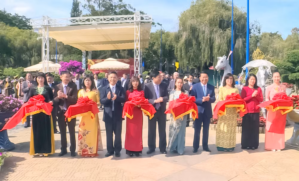 Lãnh đạo tỉnh Lâm Đồng và thành phố Đà Lạt thực hiện nghi thức khai mạc Hội hoa Xuân 2023.