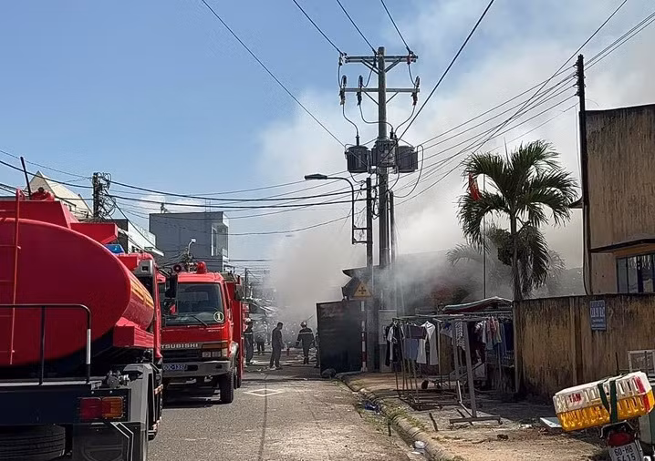 Nhiều phương tiện chuyên dụng được huy động để dập lửa. Nhiều phương tiện chuyên dụng được huy động để dập lửa.