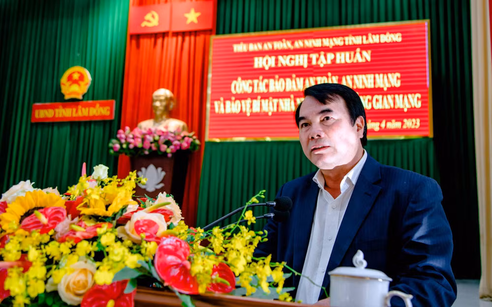 Phó Chủ tịch UBND tỉnh Lâm Đồng Phạm S phát biểu ý kiến tại hội nghị.