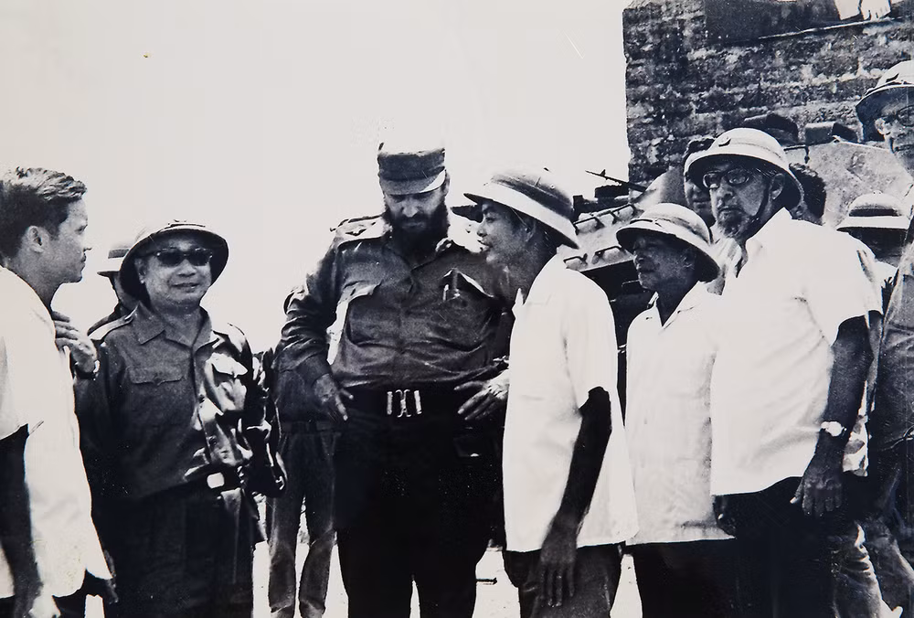 Chủ tịch Ủy ban nhân dân cách mạng Đông Hà Trần Phương Thạc giới thiệu với Chủ tịch Fidel Castro và các quan khách về chiến thắng 1972. Chủ tịch Ủy ban nhân dân cách mạng Đông Hà Trần Phương Thạc giới thiệu với Chủ tịch Fidel Castro và các quan khách về chiến thắng 1972.