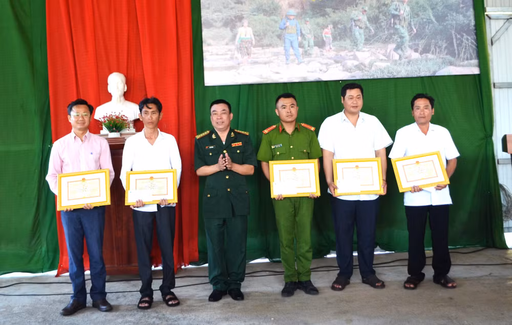 Lãnh đạo Bộ Chỉ huy Bộ đội Biên phòng tỉnh Đắk Lắk tặng Giấy khen cho các tập thể, cá nhân có thành tích trong thực hiện Chỉ thị 01 của Thủ tướng Chính phủ trong năm 2022.
