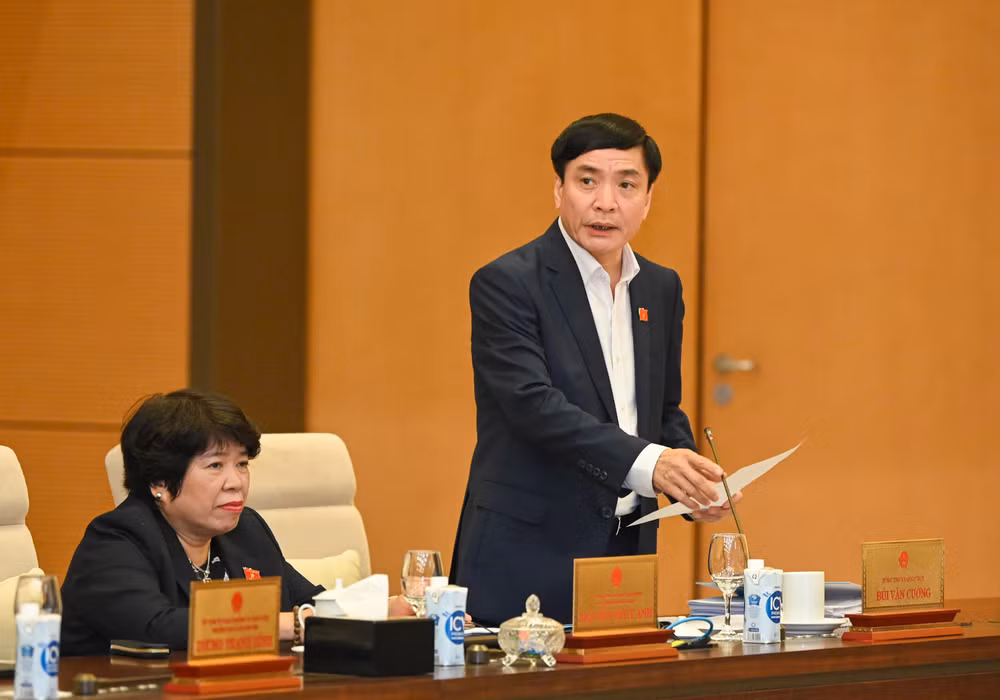 Tổng Thư ký, Chủ nhiệm Văn phòng Quốc hội Bùi Văn Cường phát biểu tại phiên họp.