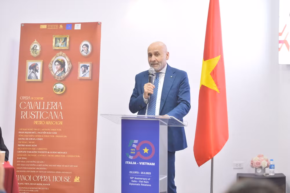 Đại sứ đặc mệnh toàn quyền Italia tại Việt Nam phát biểu tại buổi họp báo.