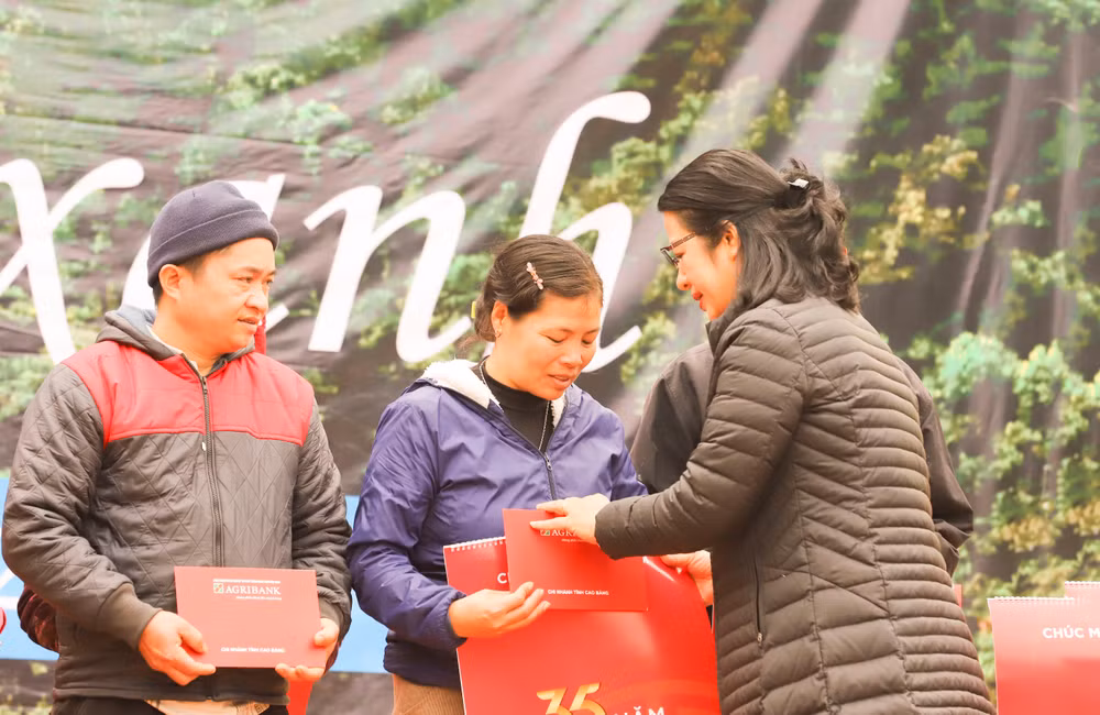 Trao tặng quà Tết Nguyên đán 2023 cho các hộ gia đình tại Hà Quảng, Cao Bằng.