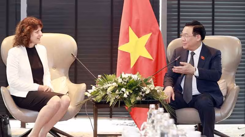 Chủ tịch Quốc hội Vương Đình Huệ tiếp Giám đốc điều hành trụ sở Bulgaria, Tập đoàn DSV, Đan Mạch Krassimira Vandeva. (Ảnh: daibieunhandan.vn)