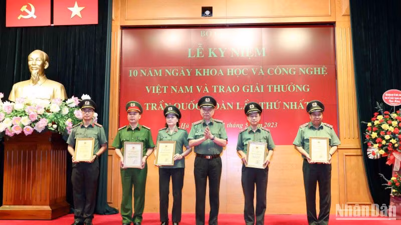 Bộ trưởng Tô Lâm trao giải thưởng tặng các cá nhân đoạt giải thưởng Trần Quốc Hoàn.