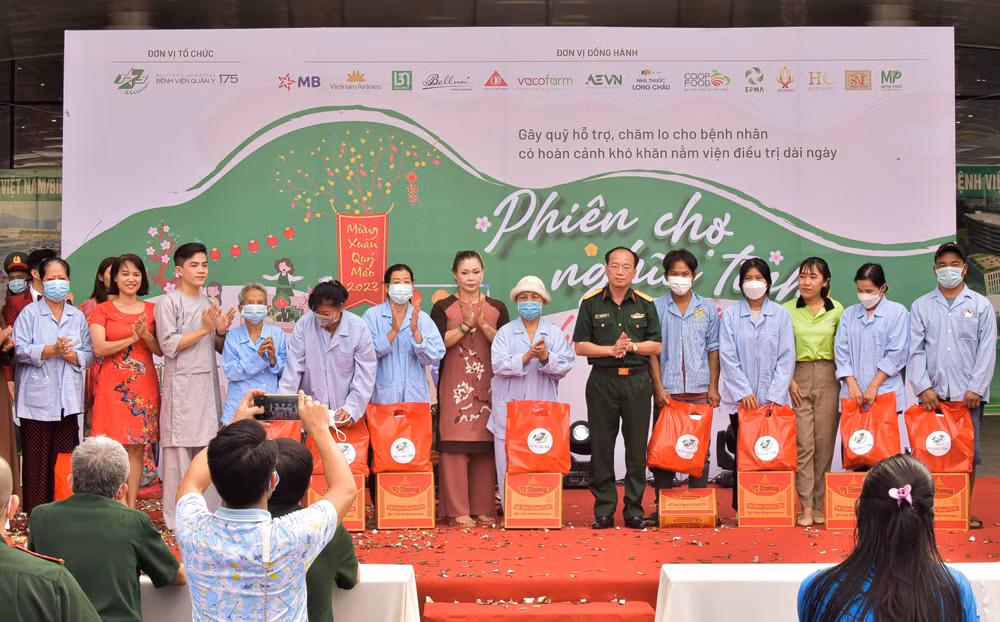 Lãnh đạo Bệnh viện 175 trao quà cho các bệnh nhân có hoàn cảnh khó khăn. Lãnh đạo Bệnh viện 175 trao quà cho các bệnh nhân có hoàn cảnh khó khăn.