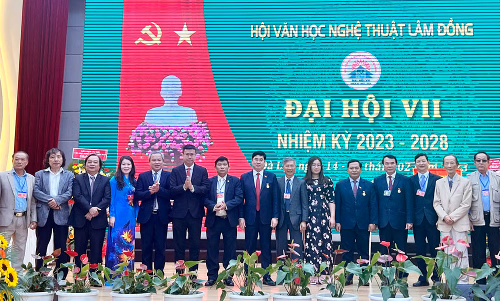 Lãnh đạo tỉnh Lâm Đồng với Ban chấp hành Hội Văn học Nghệ thuật Lâm Đồng khóa VII. Lãnh đạo tỉnh Lâm Đồng với Ban chấp hành Hội Văn học Nghệ thuật Lâm Đồng khóa VII.