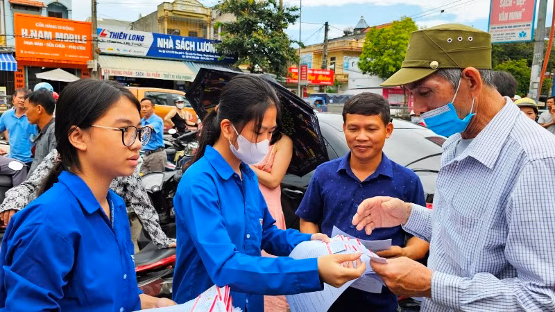 Các tình nguyện viên tư vấn, trợ giúp phụ huynh.