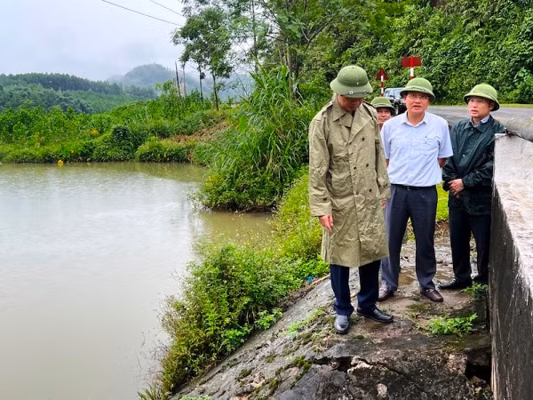 Lãnh đạo tỉnh Thanh Hóa kiểm tra mố cầu Vụng Láu ở huyện Thường Xuân.