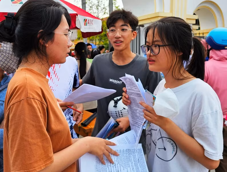 Học sinh Thanh Hóa trao đổi về đề thi, kết quả làm bài thi tốt nghiệp.