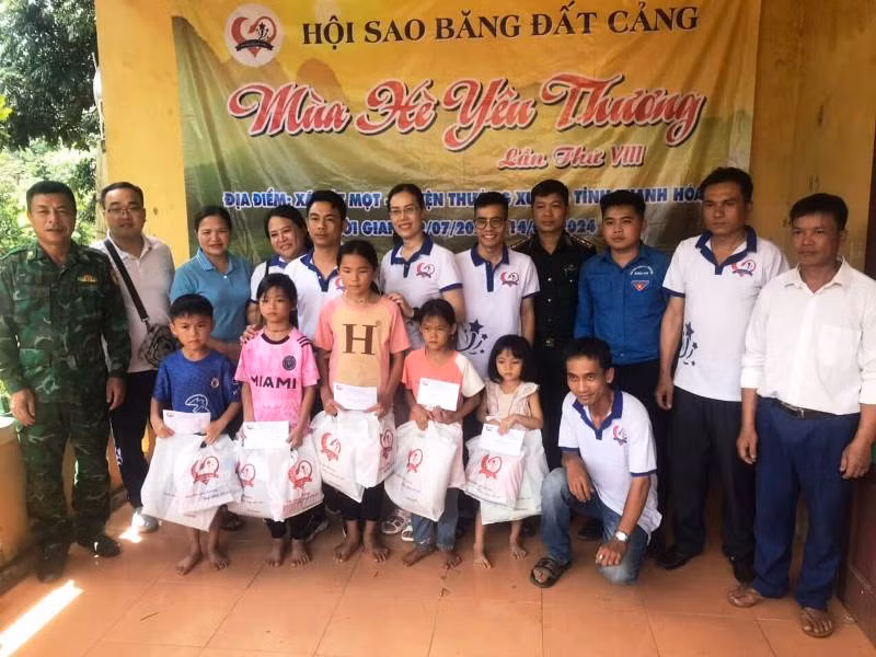 Đoàn thiện nguyện trao tặng quà cho học sinh xã Bát Mọt. Đoàn thiện nguyện trao tặng quà cho học sinh xã Bát Mọt.