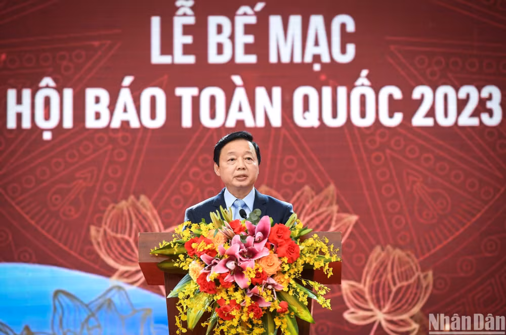 Phó Thủ tướng Trần Hồng Hà phát biểu tại Lễ bế mạc Hội Báo toàn quốc năm 2023. (Ảnh: THÀNH ĐẠT)