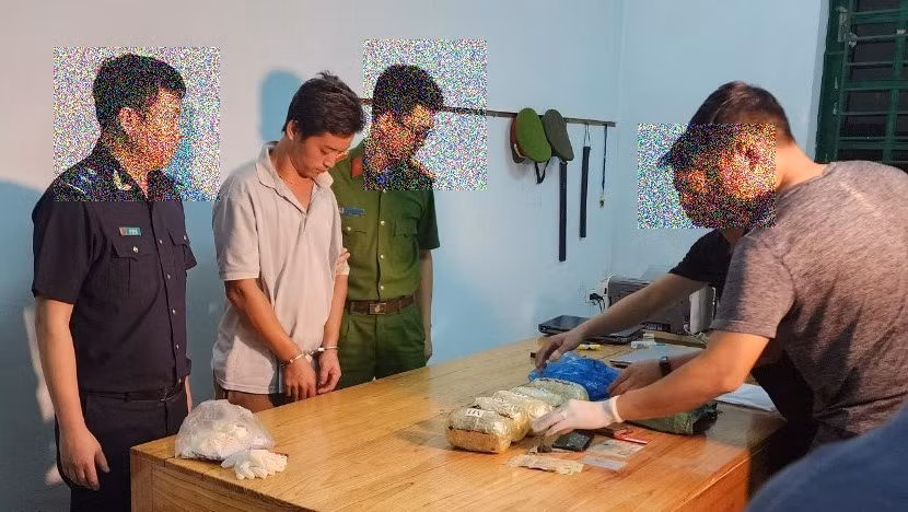 Thực hiện Chiến dịch Con rồng Mekong, Hải quan Lào Cai phối hợp bắt giữ vụ vận chuyển hơn 4kg ma túy tại huyện Bát Xát, ngày 25/10/2023.
