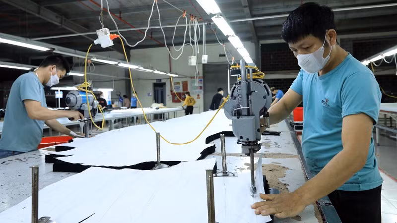 Theo ADB, hoạt động thương mại mạnh hơn dự kiến, sản xuất chế biến chế tạo hàng xuất khẩu phục hồi mạnh mẽ, và việc tiếp tục thực hiện các biện pháp hỗ trợ tài khóa đã thúc đẩy tăng trưởng kinh tế của Việt Nam. (Ảnh minh họa: TTXVN) 