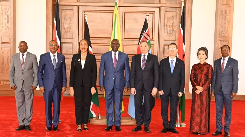 Đại sứ Vũ Thanh Huyền cùng Tổng thống Cộng hòa Kenya và Đại sứ các nước. Đại sứ Vũ Thanh Huyền cùng Tổng thống Cộng hòa Kenya và Đại sứ các nước.