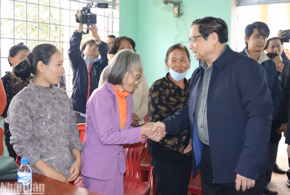 Thủ tướng Phạm Minh Chính thăm hỏi, tặng quà cho các hộ gia đình ở xã Đức Hòa (huyện Mộ Đức) đã di dời nhường đất cho dự án cao tốc bắc-nam. Thủ tướng Phạm Minh Chính thăm hỏi, tặng quà cho các hộ gia đình ở xã Đức Hòa (huyện Mộ Đức) đã di dời nhường đất cho dự án cao tốc bắc-nam.