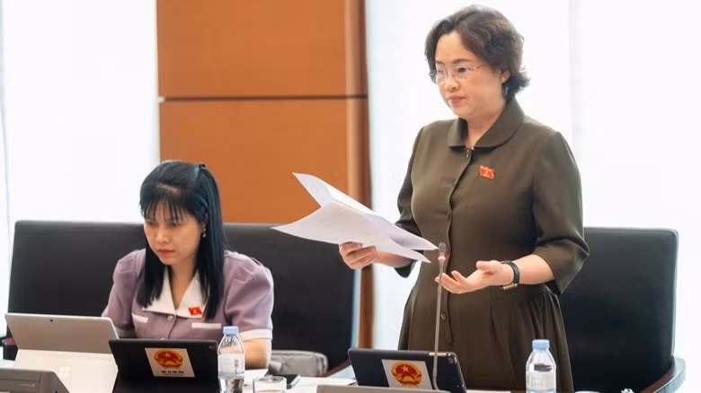 Đại biểu Lò Thị Luyến, Phó Trưởng Đoàn chuyên trách phụ trách Đoàn đại biểu Quốc hội tỉnh Điện Biên, phát biểu. (Ảnh: quochoi.vn)