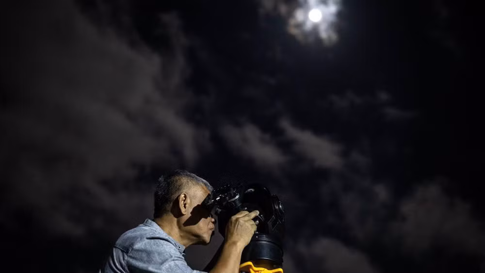 Quan sát siêu trăng ở Indonesia. (Ảnh: Getty Images)