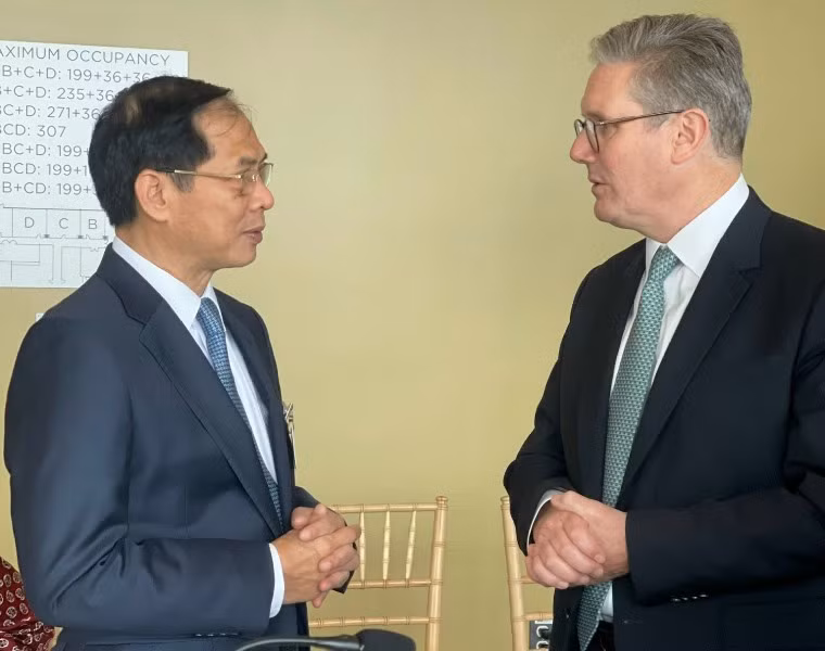 Phó Thủ tướng, Bộ trưởng Ngoại giao Bùi Thanh Sơn gặp Thủ tướng Anh Keir Starmer. Phó Thủ tướng, Bộ trưởng Ngoại giao Bùi Thanh Sơn gặp Thủ tướng Anh Keir Starmer.