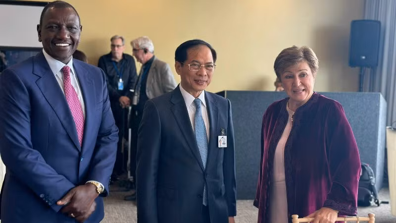 Phó Thủ tướng, Bộ trưởng Ngoại giao Bùi Thanh Sơn gặp Tổng thống Kenya William Ruto và Tổng Giám đốc IMF Georgieva Kristalina. Phó Thủ tướng, Bộ trưởng Ngoại giao Bùi Thanh Sơn gặp Tổng thống Kenya William Ruto và Tổng Giám đốc IMF Georgieva Kristalina.