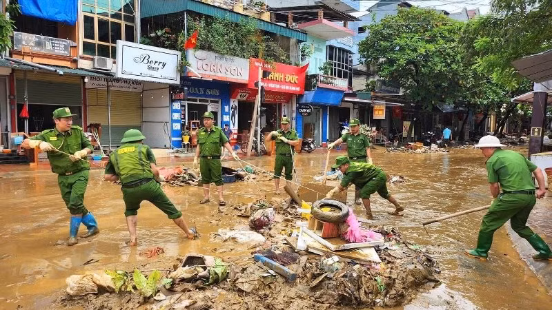 Các lực lượng tham gia hỗ trợ người dân Tuyên Quang dọn vệ sinh, rác thải, bùn đất sau khi siêu bão Yagi đi qua để sớm quay lại với cuộc sống thường nhật. (Ảnh: HẢI CHUNG) 
