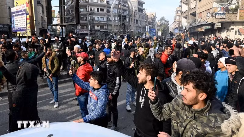 Người dân Syria tại thủ đô Damascus, ngày 8/12/2024. (Ảnh: THX/TTXVN)