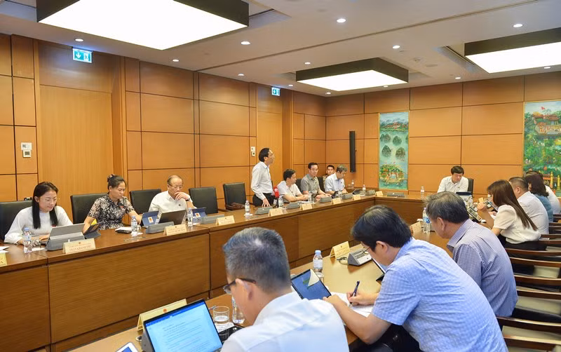 Quang cảnh phiên thảo luận tại Tổ 10 về dự thảo Luật Đất đai (sửa đổi).