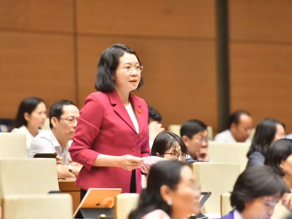 Đại biểu Mai Thị Phương Hoa (Nam Định) đặt câu hỏi chất vấn Thủ tướng Phạm Minh Chính. (Ảnh: ĐĂNG KHOA)