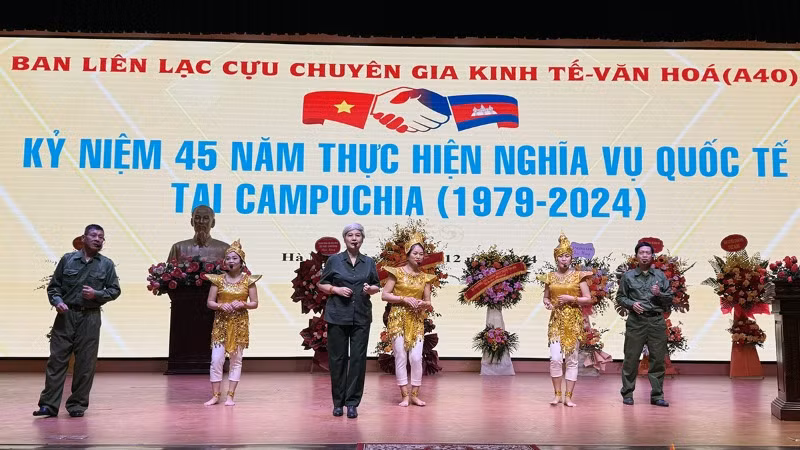 Tiết mục biểu diễn văn nghệ tại gặp mặt. (Ảnh: qdnd.vn)