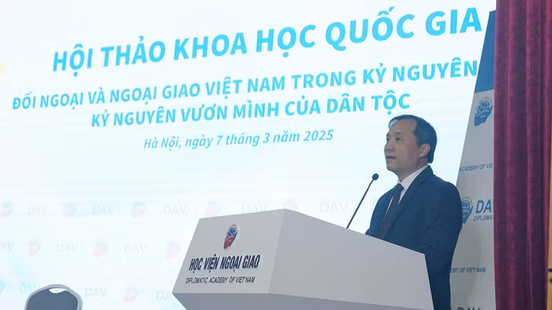 Tổng Biên tập Tạp chí Cộng sản Hoàng Trung Dũng phát biểu. (Ảnh: TRUNG HƯNG)