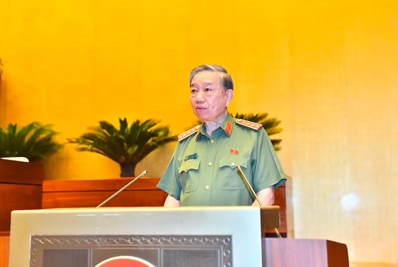 Bộ trưởng Công an Tô Lâm, thừa ủy quyền của Thủ tướng Chính phủ, trình bày Tờ trình về dự án Luật sửa đổi, bổ sung một số điều của Luật Xuất cảnh, nhập cảnh của công dân Việt Nam và Luật Nhập cảnh, xuất cảnh, quá cảnh, cư trú của người nước ngoài tại Việt Nam. (Ảnh: ĐĂNG KHOA)
