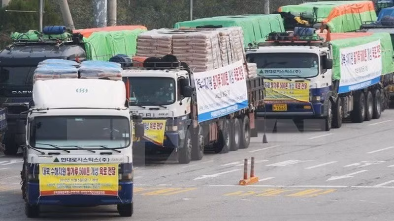 Các xe hàng viện trợ nhân đạo của Hàn Quốc dành cho Triều Tiên. (Ảnh tư liệu: YONHAP/TTXVN)