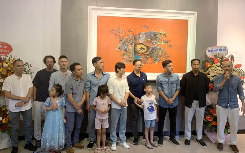 Các nghệ sĩ tại triển lãm. (Ảnh: TRUNG HƯNG) Các nghệ sĩ tại triển lãm. (Ảnh: TRUNG HƯNG)