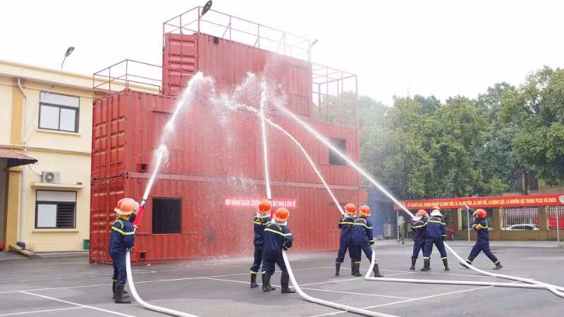 Các cán bộ, chiến sĩ thực tập phương án chữa cháy và cứu nạn, cứu hộ sử dụng các xe chữa cháy do Nhật Bản tài trợ. (Nguồn: Đại sứ quán Nhật Bản tại Việt Nam cung cấp) Các cán bộ, chiến sĩ thực tập phương án chữa cháy và cứu nạn, cứu hộ sử dụng các xe chữa cháy do Nhật Bản tài trợ. (Nguồn: Đại sứ quán Nhật Bản tại Việt Nam cung cấp)