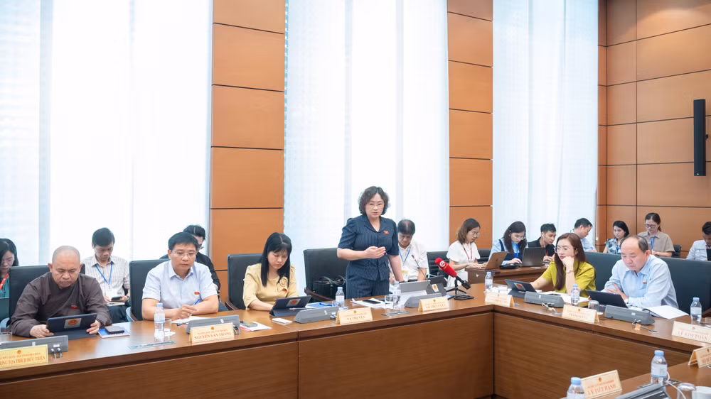 Đại biểu Lò Thị Luyến, Phó Trưởng Đoàn đại biểu Quốc hội chuyên trách tỉnh Điện Biên phát biểu thảo luận tại Tổ 8. (Ảnh: TRUNG HƯNG) Đại biểu Lò Thị Luyến, Phó Trưởng Đoàn đại biểu Quốc hội chuyên trách tỉnh Điện Biên phát biểu thảo luận tại Tổ 8. (Ảnh: TRUNG HƯNG)