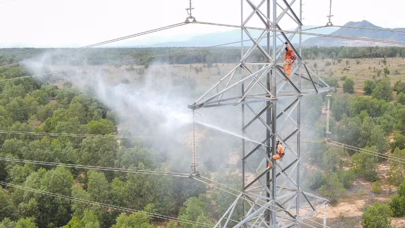 Vệ sinh cách điện bằng bằng nước áp lực cao hotline đường dây 220kV Phan Rí-Hồng Phong-Phan Thiết. (Ảnh minh họa: PTC3) 