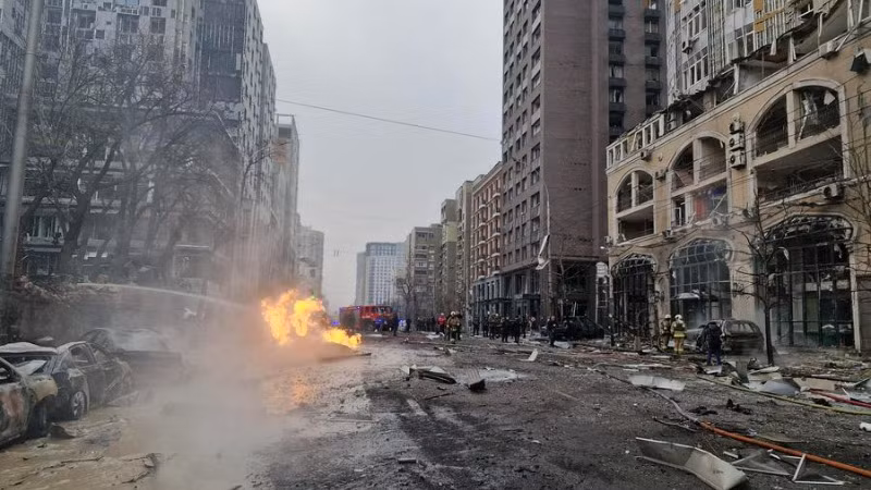 Lửa bùng lên sau cuộc tấn công bằng máy bay không người lái ở Kiev, Ukraine, ngày 20/12/2024. (Ảnh minh họa: XINHUA) 