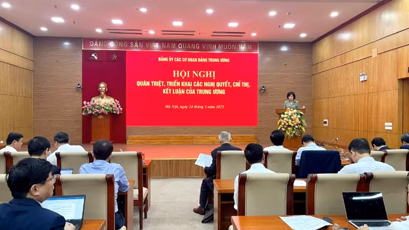 Các đại biểu tham dự hội nghị quán triệt, triển khai các nghị quyết, chỉ thị, kết luận của Trung ương. Các đại biểu tham dự hội nghị quán triệt, triển khai các nghị quyết, chỉ thị, kết luận của Trung ương.