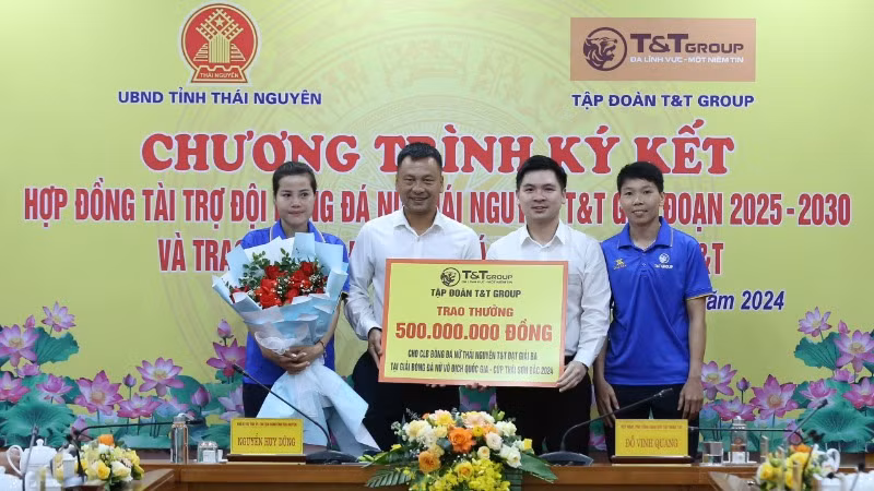 Phó Chủ tịch Tập đoàn T&T Group Đỗ Vinh Quang (thứ 2 từ phải sang) trong một sự kiện tài trợ cho CLB Thái Nguyên T&T. Phó Chủ tịch Tập đoàn T&T Group Đỗ Vinh Quang (thứ 2 từ phải sang) trong một sự kiện tài trợ cho CLB Thái Nguyên T&T.