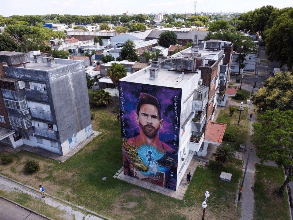 Bức tranh tường khổng lồ về ngôi sao Lionel Messi gần ngôi nhà nơi anh sinh ra ở Rosario, Argentina. (Ảnh: Reuters)