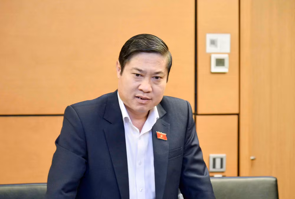 Đại biểu Quốc hội Phan Thái Bình - Đoàn đại biểu Quốc hội tỉnh Quảng Nam phát biểu. Đại biểu Quốc hội Phan Thái Bình - Đoàn đại biểu Quốc hội tỉnh Quảng Nam phát biểu.