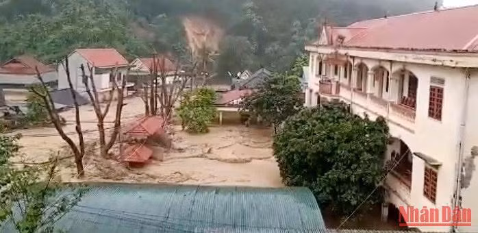 Lũ quét và lụt ở thị trấn Mường Xén. Lũ quét và lụt ở thị trấn Mường Xén.
