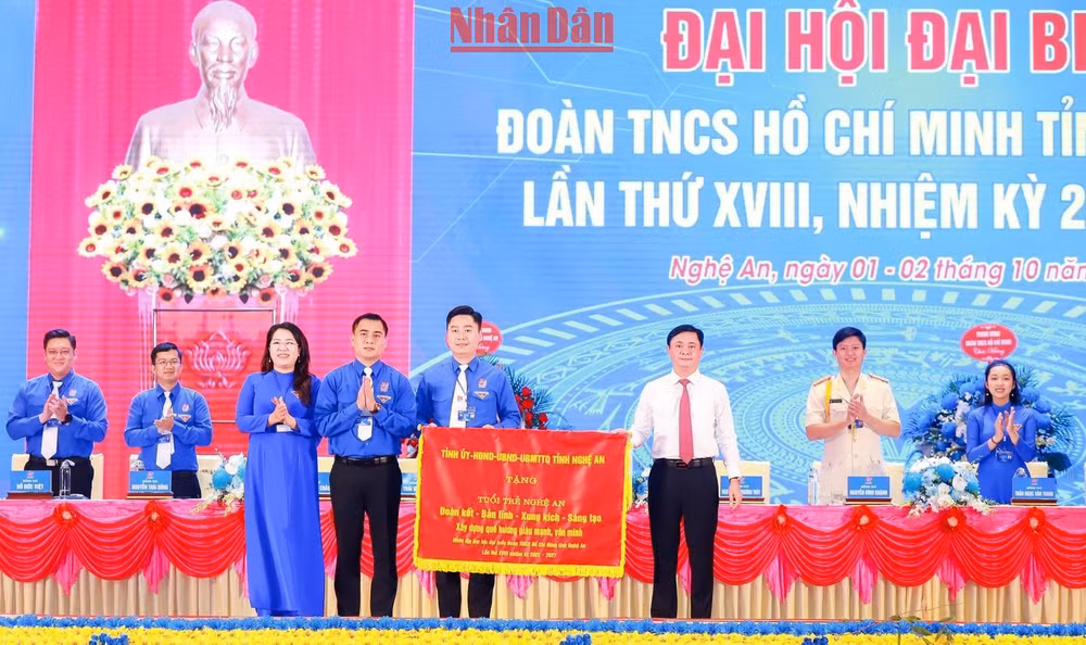 Trao tặng bức trướng của Tỉnh ủy-Hội đồng nhân dân-Ủy ban nhân dân-Ủy ban Mặt trận Tổ quốc tỉnh Nghệ An tặng Đại hội đại biểu Đoàn Thanh niên Cộng sản Hồ Chí Minh tỉnh Nghệ An, nhiệm kỳ 2022-2027. Trao tặng bức trướng của Tỉnh ủy-Hội đồng nhân dân-Ủy ban nhân dân-Ủy ban Mặt trận Tổ quốc tỉnh Nghệ An tặng Đại hội đại biểu Đoàn Thanh niên Cộng sản Hồ Chí Minh tỉnh Nghệ An, nhiệm kỳ 2022-2027.