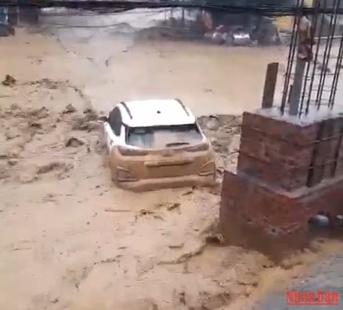 Một số ô-tô và các tài sản có giá trị khác bị ngập trôi. Một số ô-tô và các tài sản có giá trị khác bị ngập trôi.