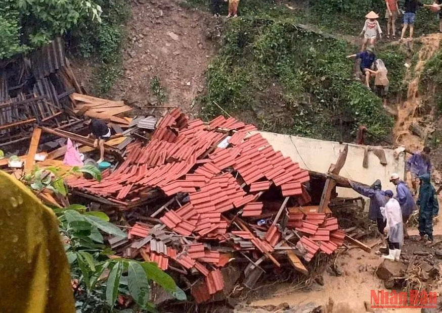 Nhà dân bị sập hoàn toàn. Nhà dân bị sập hoàn toàn.