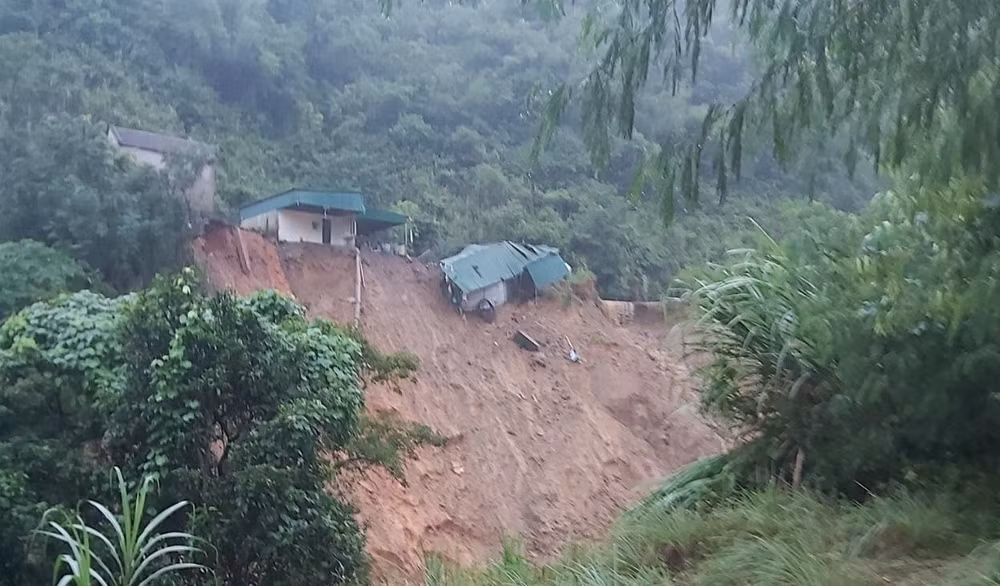 Nhà dân bị sập hoàn toàn. Nhà dân bị sập hoàn toàn.