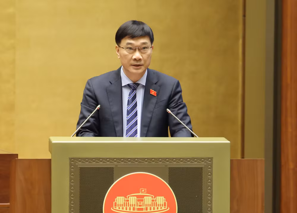 Chủ nhiệm Ủy ban Kinh tế của Quốc hội Vũ Hồng Thanh trình bày Báo cáo thẩm tra. (Ảnh: DUY LINH) Chủ nhiệm Ủy ban Kinh tế của Quốc hội Vũ Hồng Thanh trình bày Báo cáo thẩm tra. (Ảnh: DUY LINH)