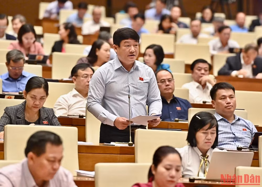 Đại biểu Lương Văn Hùng (Quảng Ngãi) phát biểu thảo luận tại hội trường. (Ảnh: ĐĂNG KHOA)