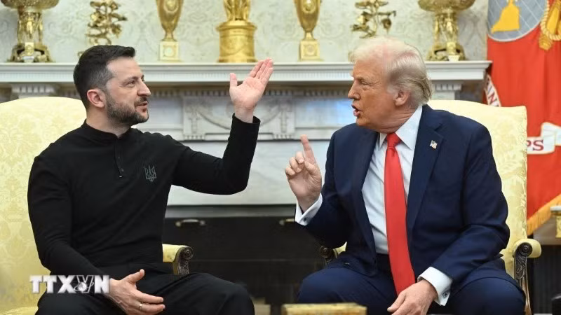 Tổng thống Mỹ Donald Trump (phải) hội đàm với Tổng thống Ukraine Volodymyr Zelensky tại Nhà trắng, ngày 28/2/2025. (Ảnh: AP/TTXVN) 